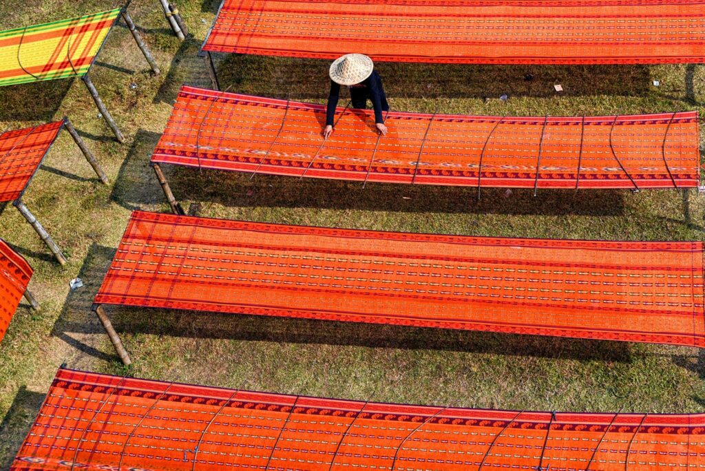 Photo by Tanusree Mitra of textile artisans fron Santipur on Unsplash